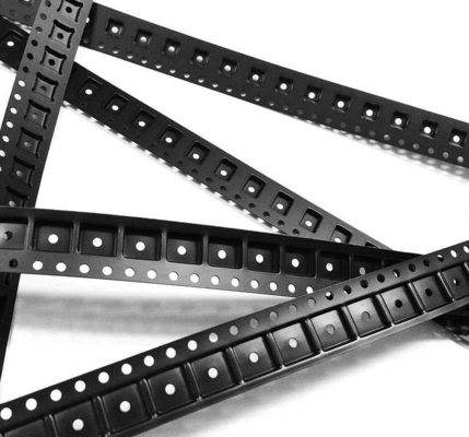 4 mm pitch embossed carrier tape met 1 jaar vervaldatum en kan spoel leveren