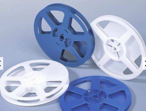- Plastic kabel spoel gemakkelijk te manoeuvreren en op te slaan met geïntegreerde handgrepen en optionele wielen kits